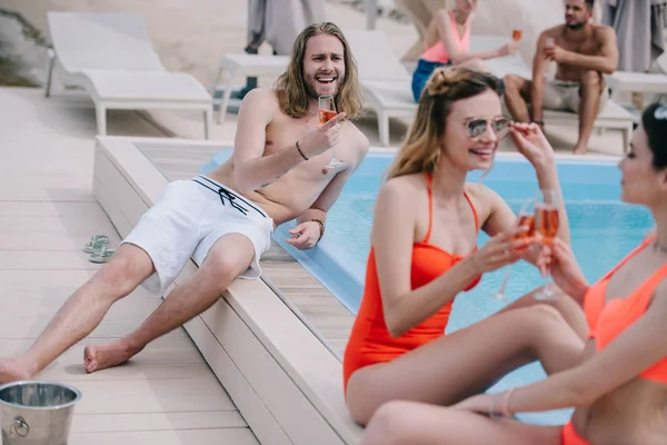 Jeunes Gens Heureux Buvant Vin Reposant Bord Piscine — Photo