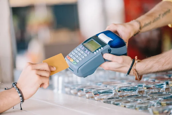 Schnappschuss Von Jungem Mann Der Mit Kreditkarte Terminal Strandbar Bezahlt — Stockfoto