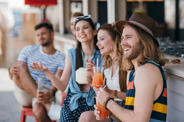 Smiling Young Friends Drinking Cocktails Looking Away Beach Bar — Stock Photo, Image