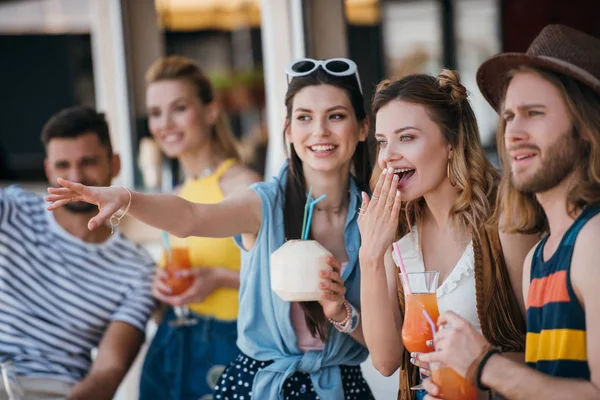 Jovens Amigos Felizes Segurando Bebidas Olhando Para Longe Enquanto Passam — Fotografia de Stock