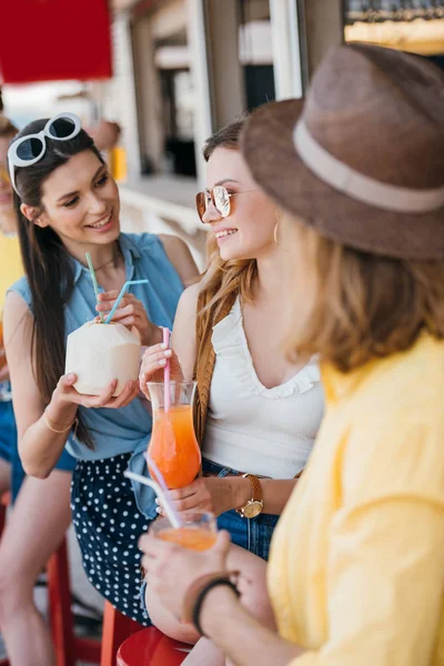 Enfoque Selectivo Jóvenes Amigos Sonrientes Que Beben Cócteles Bar Playa — Foto de Stock