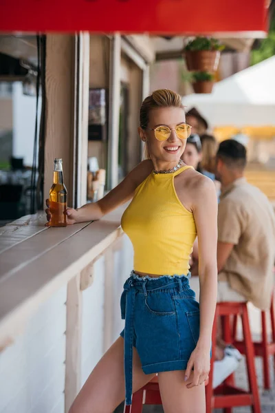 Hermosa Chica Sonriente Sosteniendo Vaso Cerveza Bar Playa — Foto de stock gratuita