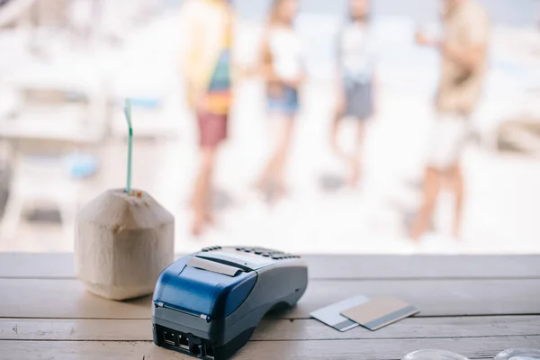 夏のビーチのバーでわらとバーのカウンターでクレジット カード端末の支払いを飲むとカクテルのクローズ アップ ビュー — ストック写真