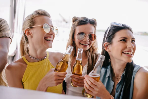 Smiling Young Women Drinking Beer Beach Bar — Stock Photo, Image