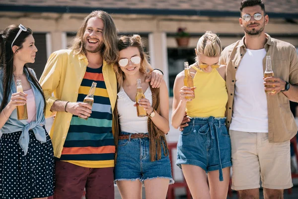 Boldog Fiatal Meg Gazdaság Sörösüvegeket Míg Együtt Tölteni Időt Strandon — Stock Fotó