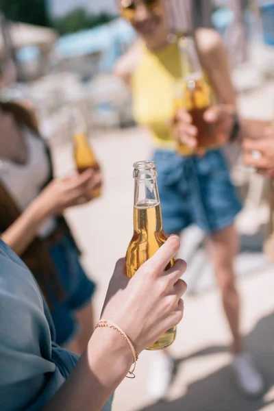 Cropped Shot Young People Drinking Beer Sunny Summer Day Beach — Free Stock Photo