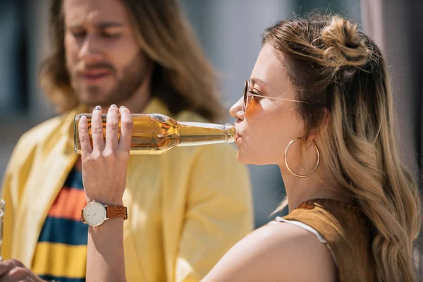 Vista Lateral Mujer Joven Gafas Sol Bebiendo Cerveza Fría Día — Foto de Stock