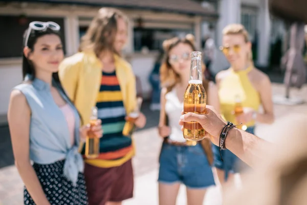 Focus Selettivo Giovani Amici Che Bevono Birra Sulla Spiaggia — Foto Stock