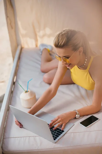 Hochwinkelaufnahme Des Lächelnden Schönen Mädchens Mit Sonnenbrille Mit Laptop Während — Stockfoto