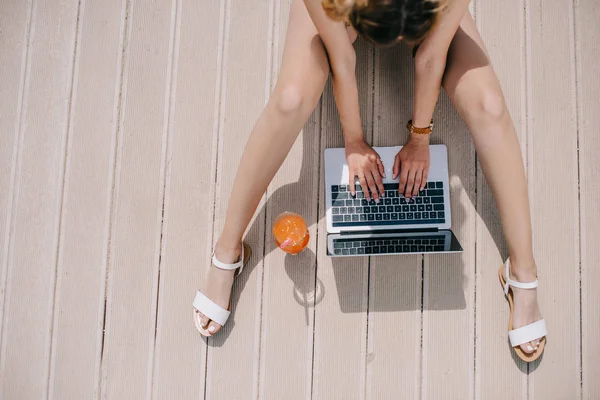 Tiro Recortado Menina Bonita Usando Laptop Enquanto Sentado Superfície Madeira — Fotografia de Stock