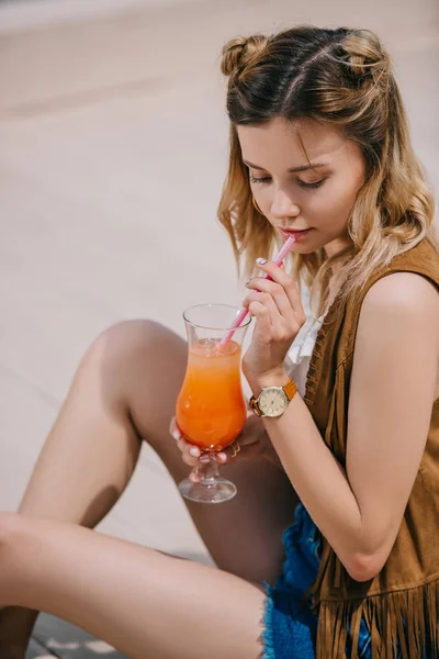 Vacker Ung Kvinna Dricka Sommar Cocktail Utomhus — Gratis stockfoto
