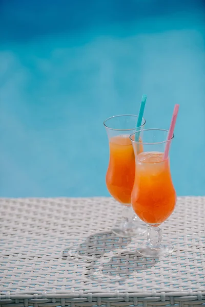 Vista Cerca Cócteles Verano Con Pajitas Para Beber Piscina — Foto de Stock