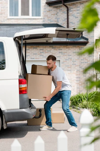 Focused Young Man Moving Boxes Car New House — Stock Photo, Image