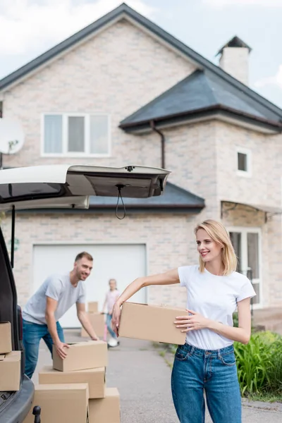 Sonriente Pareja Llevando Cajas Cartón Para Reubicación Nueva Casa Hija — Foto de Stock