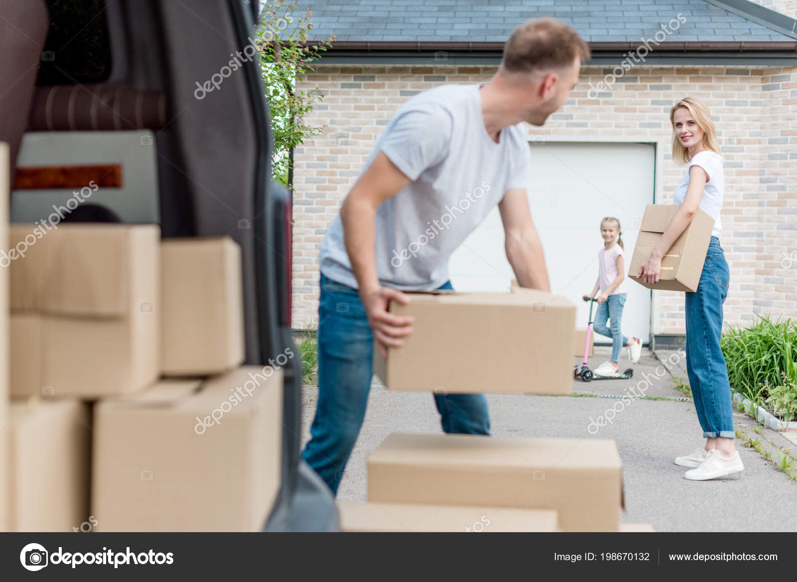 Переезд любимого человека. Переезд любимого человека. Фотосессия с коробками. Молодая семья. Семья в новой квартире.