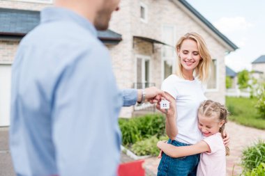 kısmi görünümünü gerçek emlakçı kızı yeni evin önünde olan kadın için giving anahtar