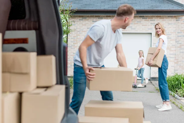 Joven Pareja Llevando Cajas Cartón Para Reubicación Nueva Casa Hija — Foto de Stock