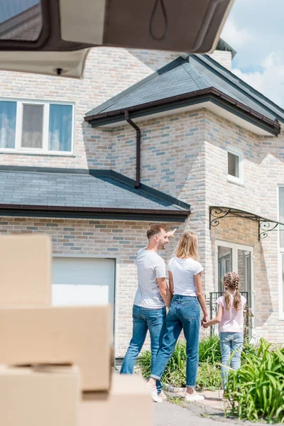 Vista Posteriore Dell Uomo Che Punta Dito Contro Nuova Casa — Foto Stock