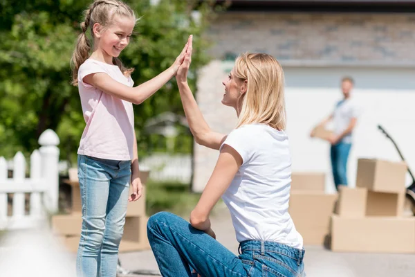 Vista Laterale Della Madre Che Prende Cinque Sorridere Figlia Fronte — Foto Stock