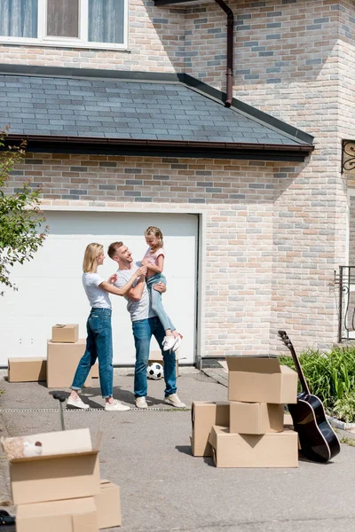 Front View Happy Couple Standing Daughter Hands Front New House — Stock Photo, Image