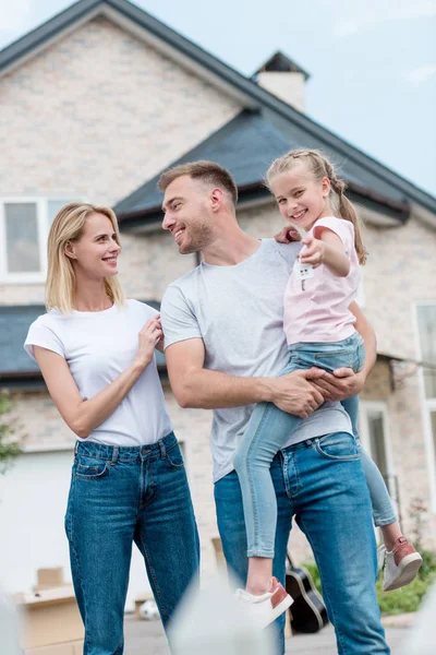 Woman Embracing Husband While Holding Daughter Inf Front New House — Stock Photo, Image