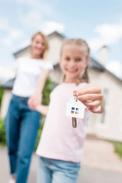 Closeup Shot Smiling Kid Showing Key Trinket Holding Hand Mother — Free Stock Photo