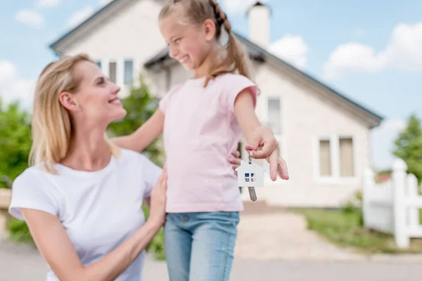 Closeup Shot Key Trinket Hand Smile Little Child Embracing Mother — Stok Foto