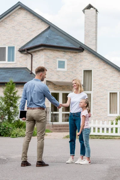 Realtor Digital Tablet Shaking Hand Woman Daughter Front New Cottage — Stock Photo, Image