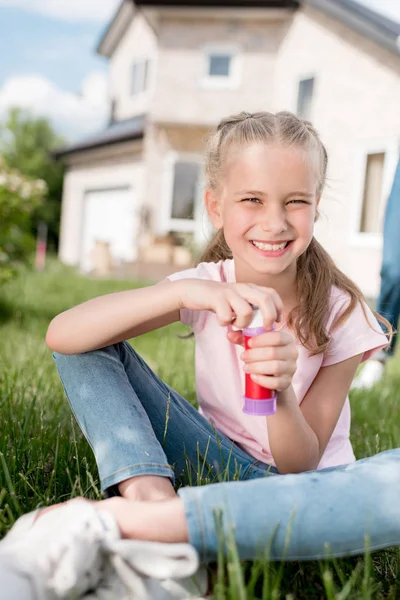 Glad Liten Unge Holding Såpbubblor Medan Mor Bakom — Gratis stockfoto