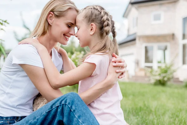 Visão Lateral Criança Feliz Sentada Testa Com Mãe Sorridente — Fotografia de Stock