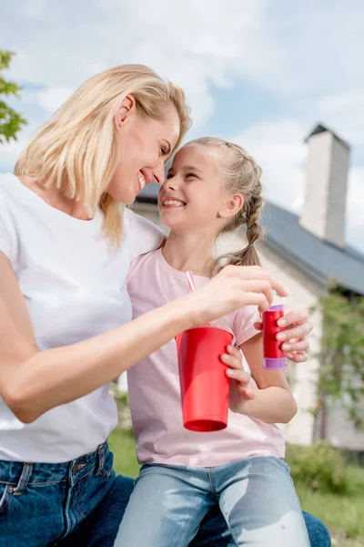 Vrouw Met Bubble Blazer Hand Zitten Voorhoofd Naar Voorhoofd Met — Gratis stockfoto