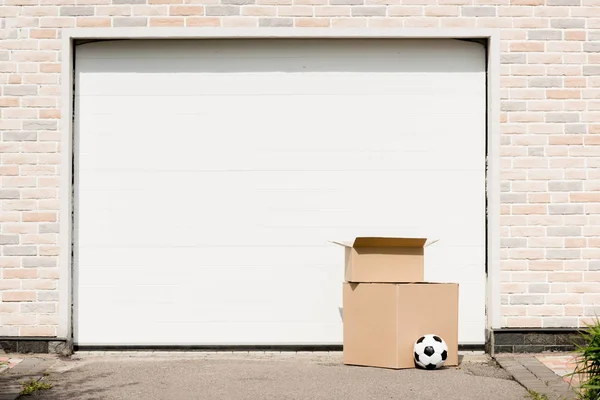 Вид Спереди Коробок Футбольный Мяч Перед Воротами Гаража — стоковое фото