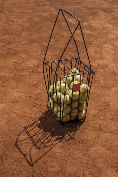 Cesta Bolas Tênis Superfície Quadra Laranja — Fotografia de Stock