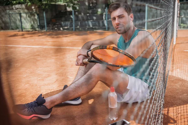 Hombre Cansado Sentado Suelo Relajante Después Del Entrenamiento Tenis —  Fotos de Stock