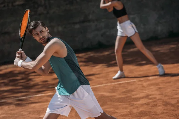 Молодая Атлетическая Пара Играет Теннис Команде — стоковое фото