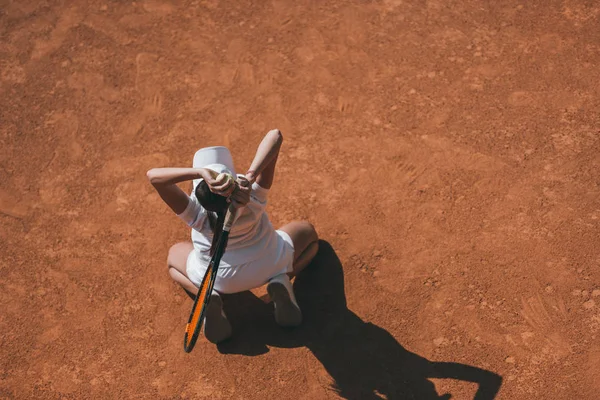 Wysoki Kąt Widzenia Kobiety Rakiety Tenis Piłka Stojąca Kolana Kort — Zdjęcie stockowe