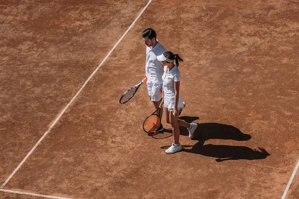 Pohled Vysokého Úhlu Mladých Sportive Páru Rakety Sjezdové Tenisový Kurt — Stock fotografie