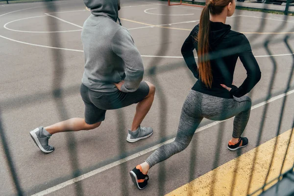 View Fence Sportsman Sportswoman Doing Lunge Exercise — Stock Photo, Image