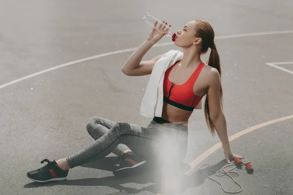 Hermosa Deportista Sentado Suelo Agua Potable — Foto de Stock