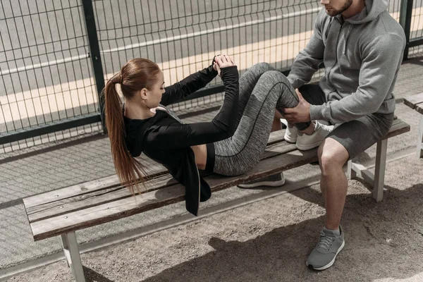 Boyfriend Holding Girlfriends Legs Helping Doing Sit Ups — Stock Photo, Image