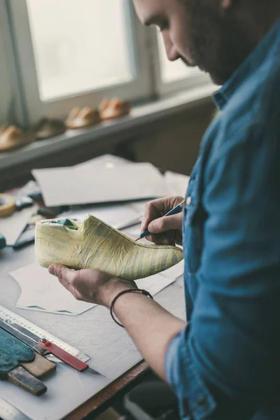 Schnappschuss Von Schuster Der Mit Fußprobe Arbeitet — Stockfoto