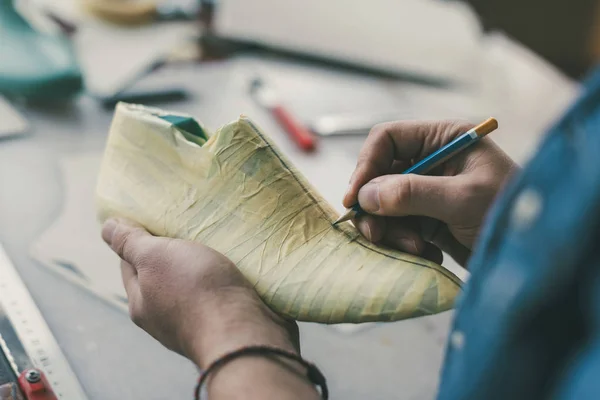 Обрізаний Знімок Скеблера Тримає Олівець Працює Незакінченою Заготовкою Взуття — стокове фото