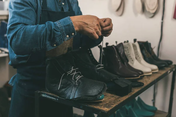 Tiro Cortado Sapateiro Amarrando Botas Couro Inacabados Oficina — Fotografia de Stock