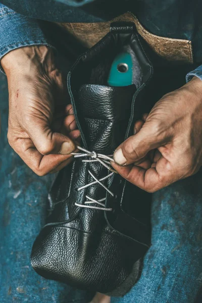 Schnappschuss Eines Schusters Der Unfertige Lederstiefel Schnürt — Stockfoto