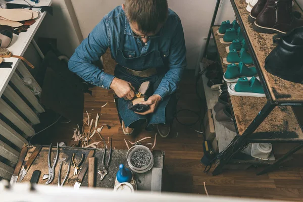 Ansicht Des Reifen Schuhmachers Der Der Werkstatt Mit Werkzeugen Arbeitet — Stockfoto