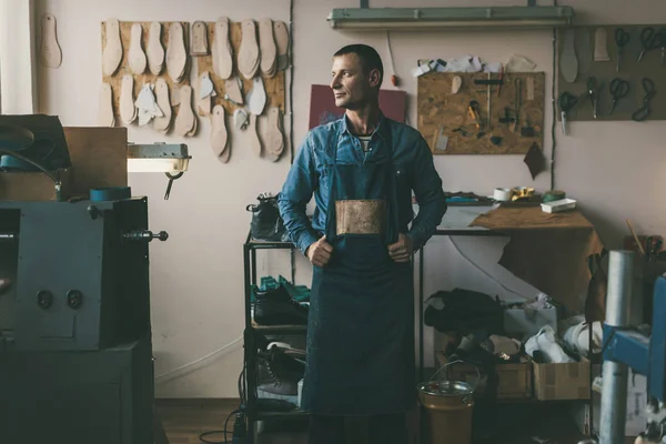 Schöner Erwachsener Schuhmacher Arbeitskleidung Und Schürze Der Werkstatt — Stockfoto