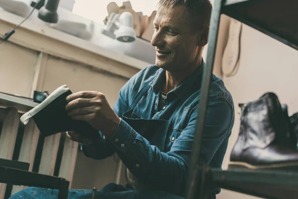 Calzolaio Adulto Sorridente Che Lavora Paio Scarpe Laboratorio — Foto Stock