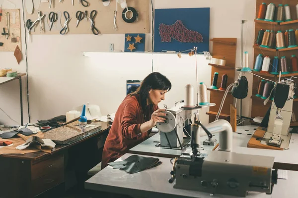 Couturière Travaillant Avec Une Machine Coudre Électrique Dans Atelier Tailleur — Photo