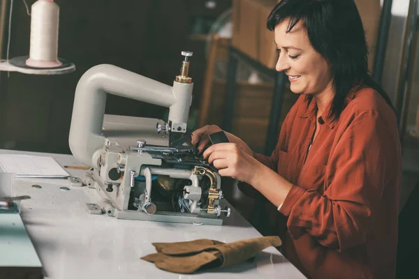 Lächelnde Ältere Näherin Näht Leder Auf Elektrischer Maschine — Stockfoto