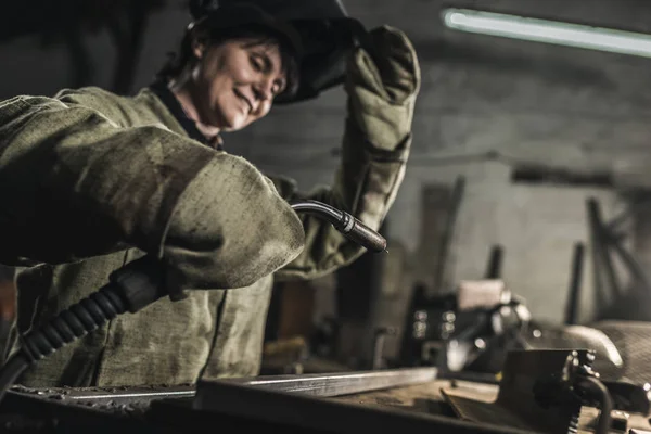 Selektiver Fokus Der Schweißerin Schutzkleidung Die Der Werkstatt Arbeitet — Stockfoto